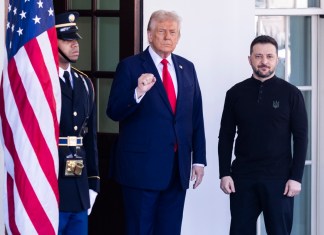 Fotografía de archivo del 28 de febrero de 2025 del presidente de Estados Unidos, Donald Trump (i), posando junto al presidente ucraniano, Volodymyr Zelensky, en la Casa Blanca. Foto La Hora: EFE
