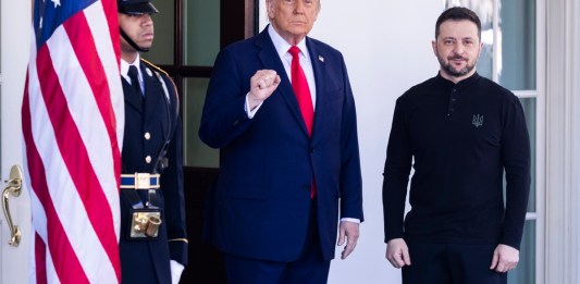 Fotografía de archivo del 28 de febrero de 2025 del presidente de Estados Unidos, Donald Trump (i), posando junto al presidente ucraniano, Volodymyr Zelensky, en la Casa Blanca. Foto La Hora: EFE