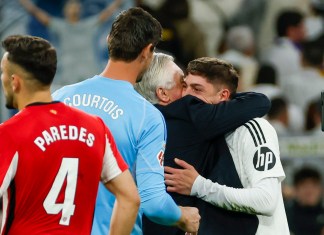 El entrenador del Real Madrid, Carlo Ancelotti (2d), abraza a Fede Valverde (d) al finalizar el partido de la jornada 32 de LaLiga que Real Madrid y Athletic Club de Bilbao disputaron este domingo en el estadio Santiago Bernabéu, en Madrid. EFE/Mariscal