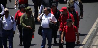 Joviel Acevedo fue escoltado durante la marcha. Foto La Hora: José Orozco.