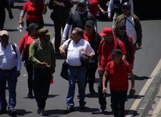 Joviel Acevedo fue escoltado durante la marcha. Foto La Hora: José Orozco.