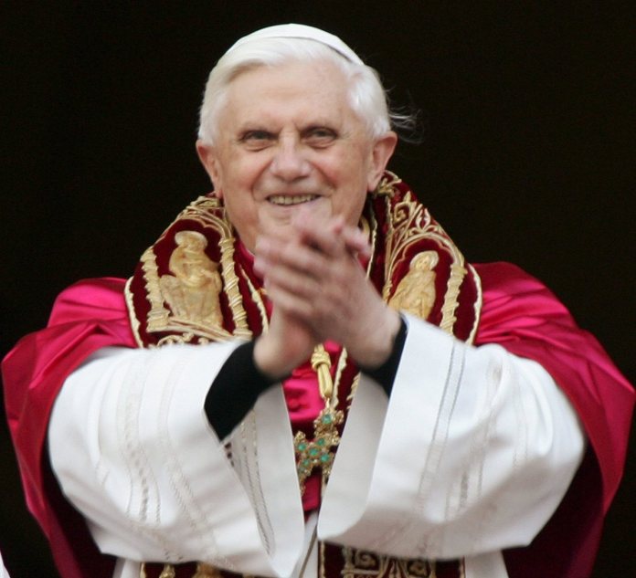 Joseph Ratzinger fue elegido nuevo Papa, con el nombre de Benedicto XVI. Foto La Hora: EFE/Archivo