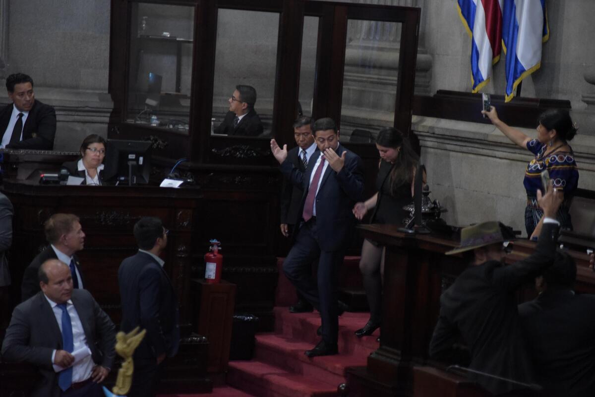 VIDEO: diputados de VAMOS intentan impedir la salida de Nery Ramos del pleno