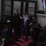 Nery Ramos sale del pleno tras finalizar la sesión plenaria por falta de quorum.