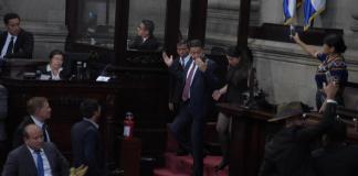Nery Ramos sale del pleno tras finalizar la sesión plenaria por falta de quorum.