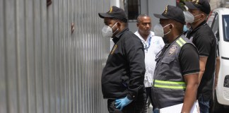 Integrantes de equipos de criminalística acuden al Instituto de Patología Forense, en la discoteca Jet Set este viernes, en Santo Domingo (República Dominicana). Foto La Hora: EFE