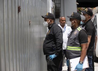 Integrantes de equipos de criminalística acuden al Instituto de Patología Forense, en la discoteca Jet Set este viernes, en Santo Domingo (República Dominicana). Foto La Hora: EFE