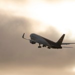 Foto Archivo de avión despegando. Foto La Hora: EFE