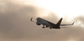 Foto Archivo de avión despegando. Foto La Hora: EFE
