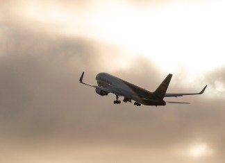 Foto Archivo de avión despegando. Foto La Hora: EFE