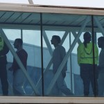 Migrantes venezolanos deportados desde Estados Unidos llegan al aeropuerto internacional Simón Bolívar, en Maiquetia, Venezuela, el 30 de marzo de 2025. (AP Fhoto/Cristian Hernández)