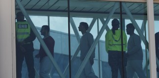Migrantes venezolanos deportados desde Estados Unidos llegan al aeropuerto internacional Simón Bolívar, en Maiquetia, Venezuela, el 30 de marzo de 2025. (AP Fhoto/Cristian Hernández)