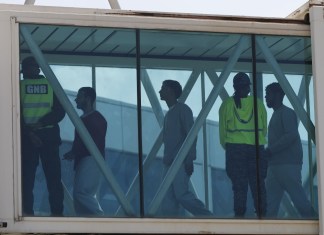 Migrantes venezolanos deportados desde Estados Unidos llegan al aeropuerto internacional Simón Bolívar, en Maiquetia, Venezuela, el 30 de marzo de 2025. (AP Fhoto/Cristian Hernández)