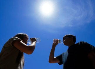 Prevenga golpes de calor y manténgase hidratado. Foto La Hora: Archivo