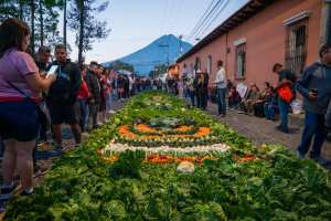 Por un año más, familia Acajabón realiza la tradicional alfombra de verduras en Antigua Guatemala