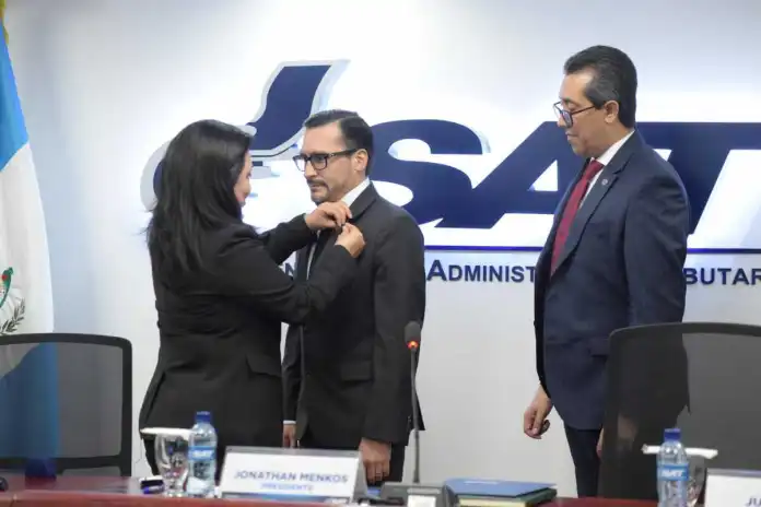 RENAP rescinde contrato de abogado que accionó contra jefe de SAT tras publicación de La Hora Abogado que busca impugnar nombramiento de Werner Ovalle en la SAT, es asesor del Renap
