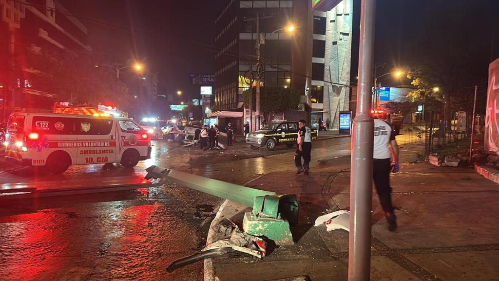 Durante el accidente, la unidad de Bomberos impactó con una señal de tránsito. Foto La Hora: CVB