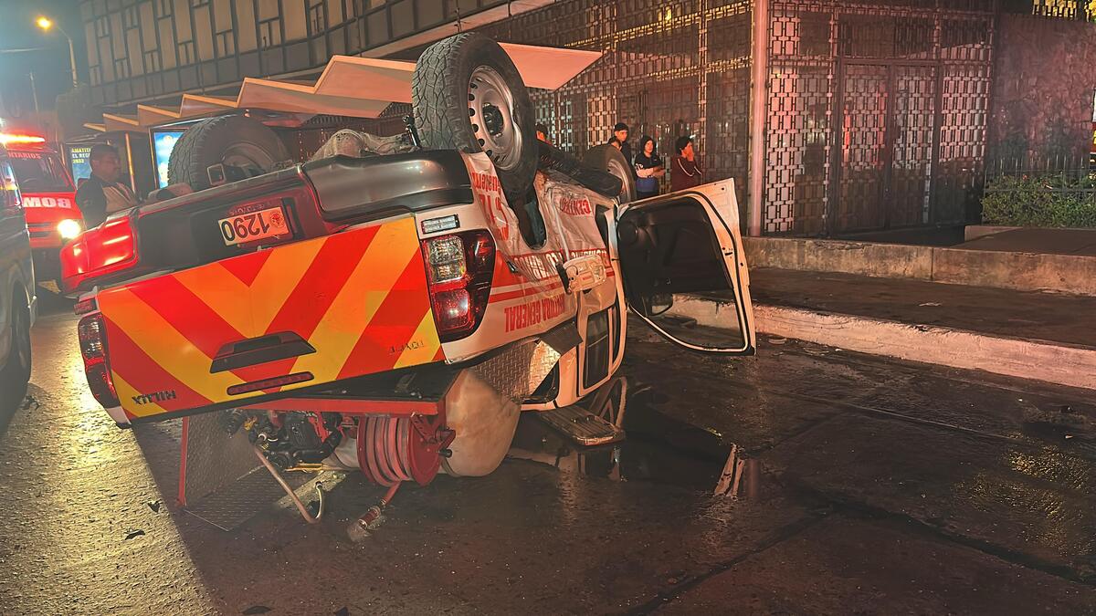Vuelca unidad de Bomberos Voluntarios cuando se dirigía a una emergencia