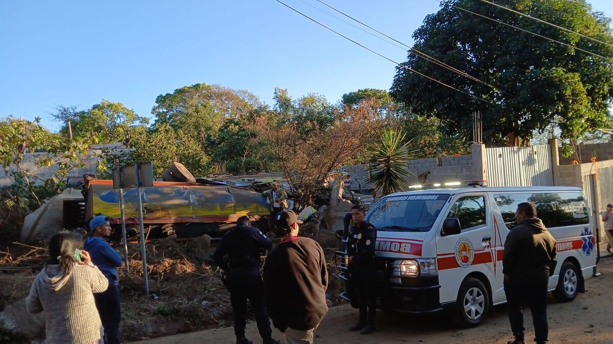 Paso bloqueado parcialmente de San Pedro La Laguna a Santiago Atitlán tras accidente de tránsito