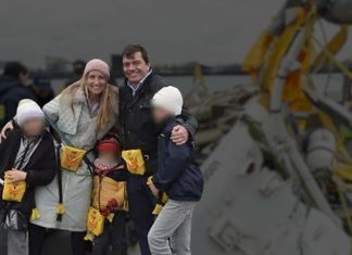 agentes inspeccionando los restos de un helicóptero accidentado en el río Hudson, en Nueva York