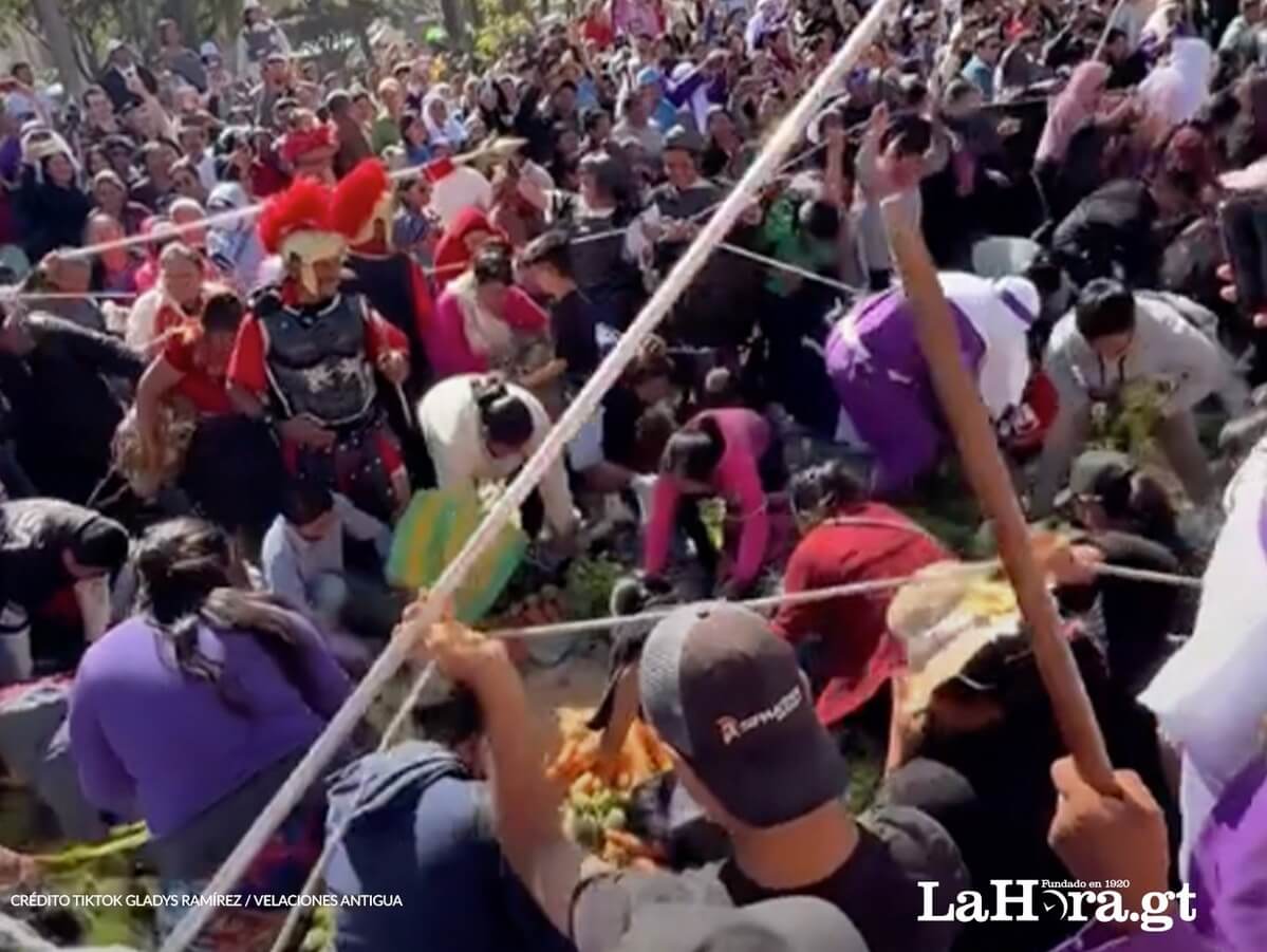 VIDEO: Así fue el momento en que personas se llevan las verduras de alfombra en Antigua Guatemala