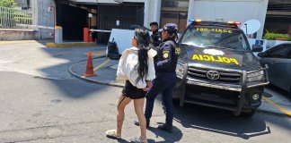 Detienen a alias "la Chaparra" en la entrada del centro preventivo para varones de la zona 18