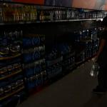 Vista de un supermercado durante el apagón este lunes en una gasolinera de Castellón. El suministro eléctrico se ha interrumpido en la España peninsular en torno a las 12.30 horas (10.30 GMT) de este lunes por causas desconocidas, lo que afecta al funcionamiento de servicios públicos como el ferrocarril y el metro, a empresas y particulares. Foto La Hora: EFE.