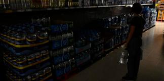 Vista de un supermercado durante el apagón este lunes en una gasolinera de Castellón. El suministro eléctrico se ha interrumpido en la España peninsular en torno a las 12.30 horas (10.30 GMT) de este lunes por causas desconocidas, lo que afecta al funcionamiento de servicios públicos como el ferrocarril y el metro, a empresas y particulares. Foto La Hora: EFE.