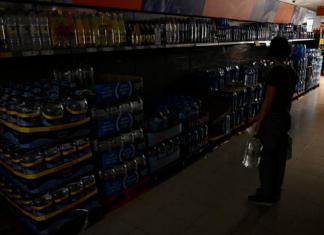 Vista de un supermercado durante el apagón este lunes en una gasolinera de Castellón. El suministro eléctrico se ha interrumpido en la España peninsular en torno a las 12.30 horas (10.30 GMT) de este lunes por causas desconocidas, lo que afecta al funcionamiento de servicios públicos como el ferrocarril y el metro, a empresas y particulares. Foto La Hora: EFE.