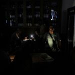 Personas en un restaurante durante el apagón masivo en España. Foto La Hora: AP