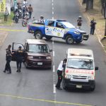 Autoridades en la escena del crimen de un ataque armado en contra de un vehículo en Mixco. Foto La Hora: Bomberos Voluntarios