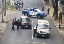 «Índice de homicidios con tendencia a la baja»: Gobierno por estudio que pone al país entre los más peligrosos Autoridades en la escena del crimen de un ataque armado en contra de un vehículo en Mixco. Foto La Hora: Bomberos Voluntarios