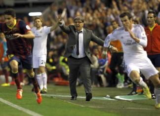 Gareth Bale (d) emprende la carrera frente a Marc Bartra (i), para desesperación del entrenador argentino del FC Barcelona Gerardo Martino (c), en la jugada del segundo gol madridista en la final de la Copa del Rey 2014, la imagen más icónica de la estancia del delantero galés en el Real Madrid. Foto La Hora: Archivo EFE.