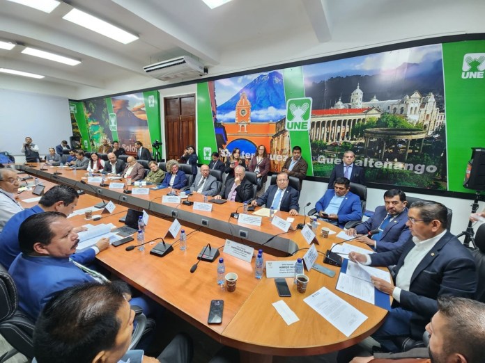 Bancada UNE con el alcalde de Quetzaltenango, Juan Fernando López