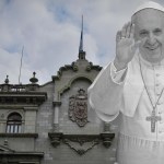 Bandera izada el medio por luto del Papa Francisco.