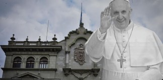 Bandera izada el medio por luto del Papa Francisco.