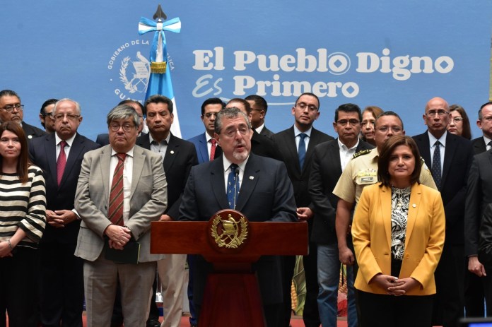 Bernardo Arévalo junto con su Gabinete de Gobierno en reunión con autoridades ancestrales