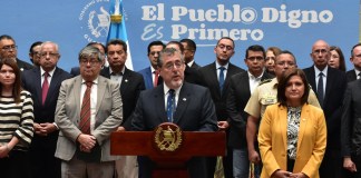 Bernardo Arévalo junto con su Gabinete de Gobierno en reunión con autoridades ancestrales