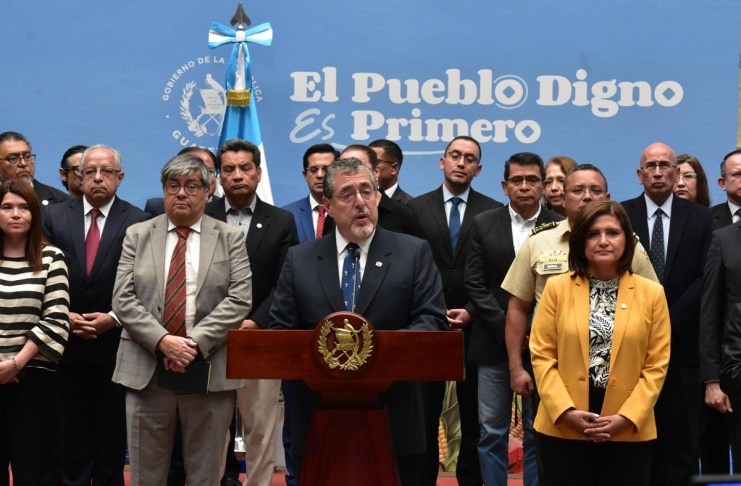 Bernardo Arévalo junto con su Gabinete de Gobierno en reunión con autoridades ancestrales