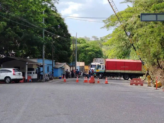 Bloqueos provocan cierre de aduana en frontera con El Salvador y SAT sugiere rutas alternas Bloqueos provocan cierre de aduana en frontera con El Salvador y SAT sugiere rutas alternas