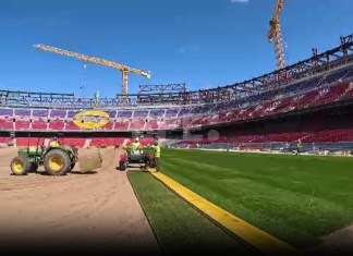 El Spotify Camp Nou, casa del FC Barcelona ha comenzado este míercoles la colocación del nuevo césped donde siguen avanzando poco a poco en su proceso de reconstrucción. Foto La Hora: Captura de Pantalla video de EFE.
