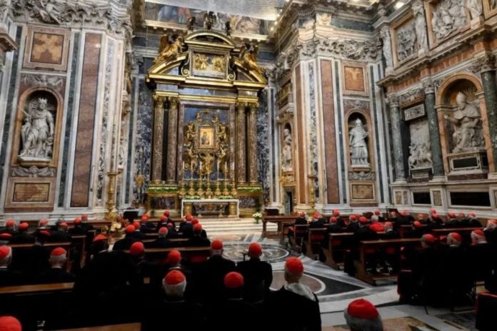 Un numeroso grupo de cardenales llegó a la basílica de Santa María la Mayor para rendir homenaje al difunto papa Francisco y rezar ante su tumba.