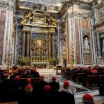 Un numeroso grupo de cardenales llegó a la basílica de Santa María la Mayor para rendir homenaje al difunto papa Francisco y rezar ante su tumba.