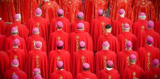 La muerte del Papa Francisco actualizó un viejo documento que, según la versión oficial, estuvo perdido durante años en los archivos del Vaticano. Foto La Hora- Diseño/ Roberto Altán.