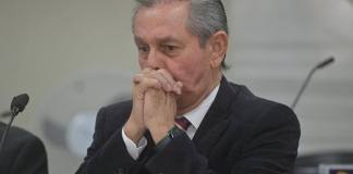 Carlos Pinzón, exjefe de recursos humanos de SAT, espera que el tribunal dicte sentencia. Foto La Hora: Fabricio Alonzo