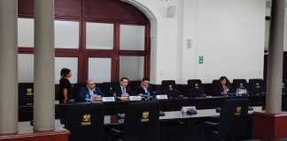 Diputados hacen preguntas a los candidatos a ocupar un espacio en la Superintendencia de Competencia. Foto: La Hora