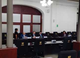 Diputados hacen preguntas a los candidatos a ocupar un espacio en la Superintendencia de Competencia. Foto: La Hora