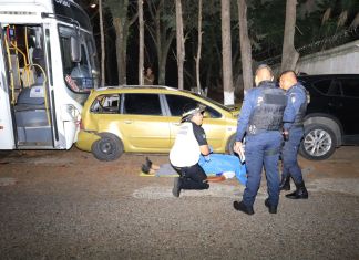 Piloto de Transurbano fallecido por paro cardiaco. Foto La Hora: Bomberos Voluntarios