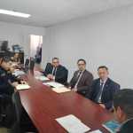 El secretario de la SAAS, Francisco Lou, y el subdirector de la PNC, Efis Fabián, en citación por desaparición de un vehículo. Foto: La Hora