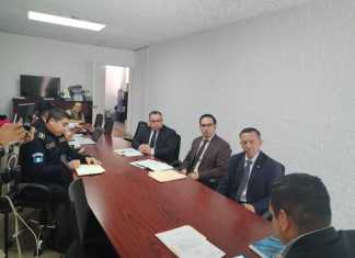 El secretario de la SAAS, Francisco Lou, y el subdirector de la PNC, Efis Fabián, en citación por desaparición de un vehículo. Foto: La Hora